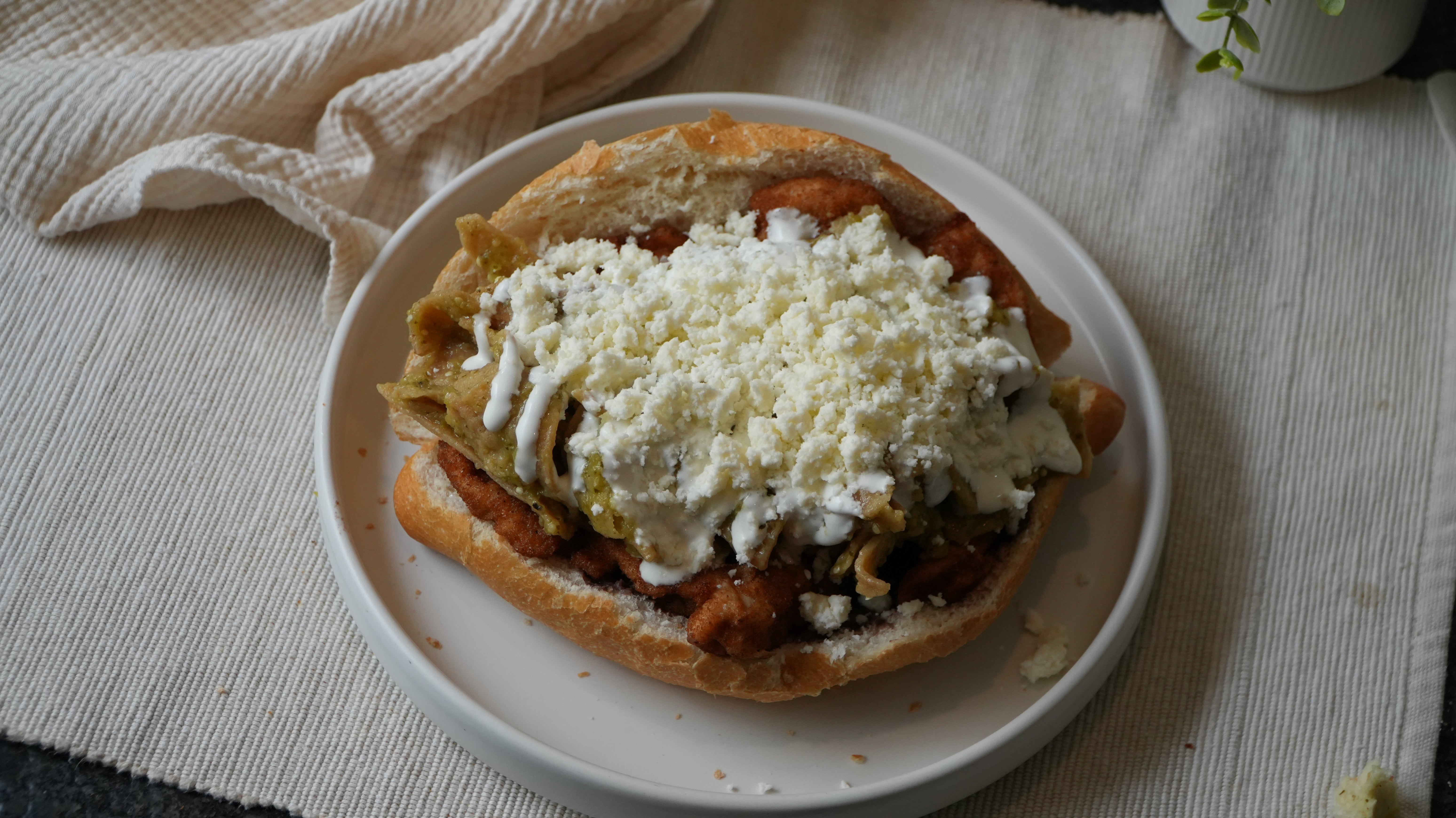 Torta de chilaquiles verdes con milanesa de pollo