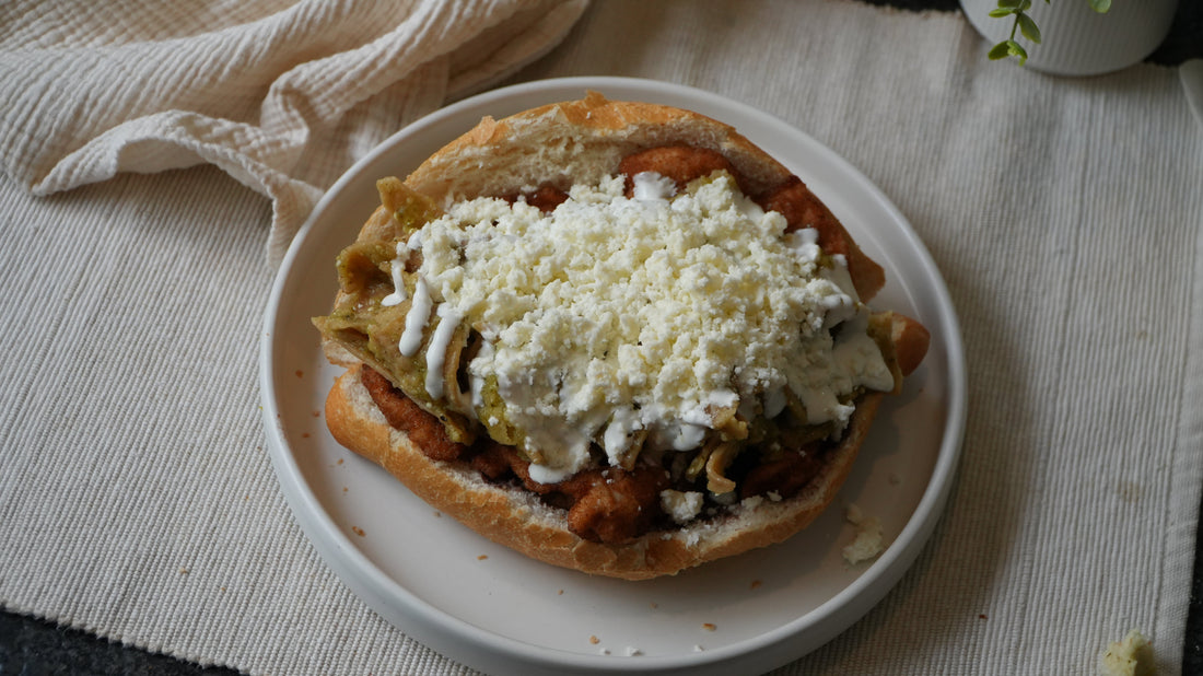 Torta de chilaquiles verdes con milanesa de pollo