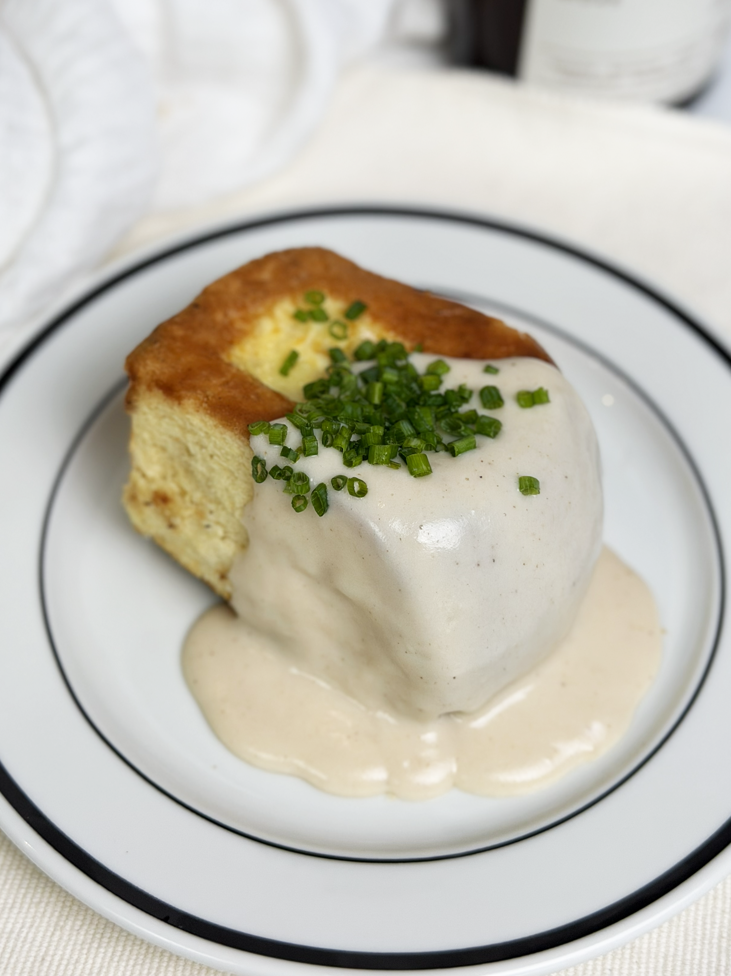 Huevos a huevo #48. Pan brioche relleno de huevo con salsa mornay