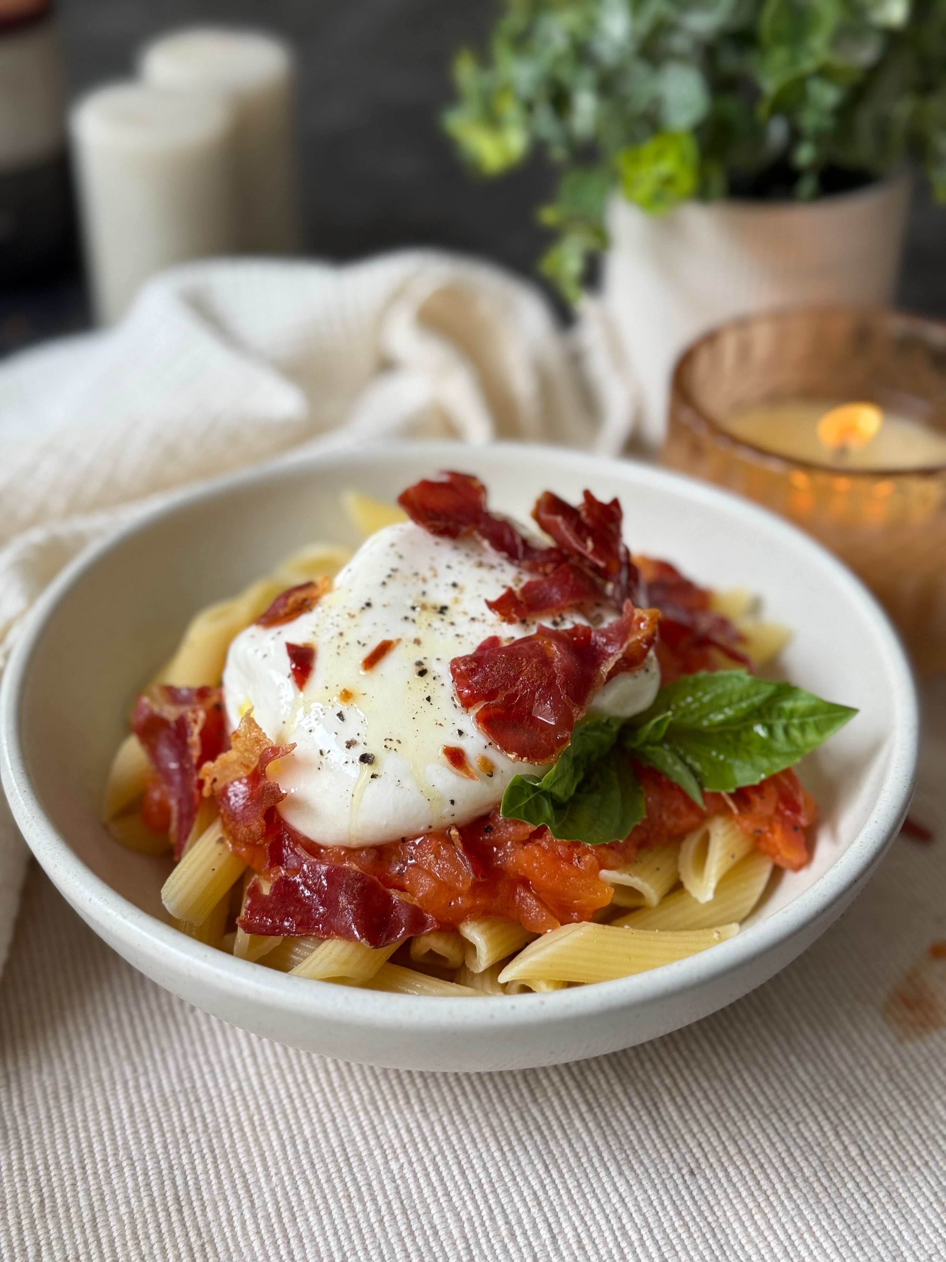Pasta penne, salsa pomodoro, burrata y jamón serrano