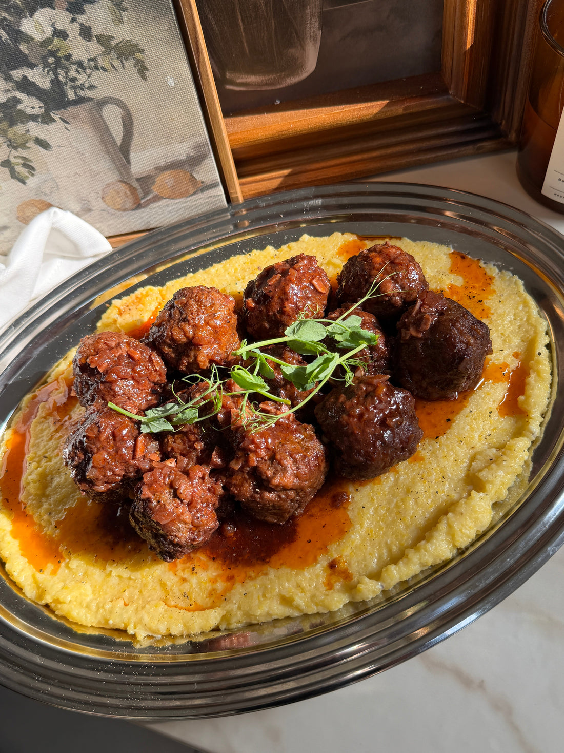Albóndigas al vino tinto con polenta cremosa
