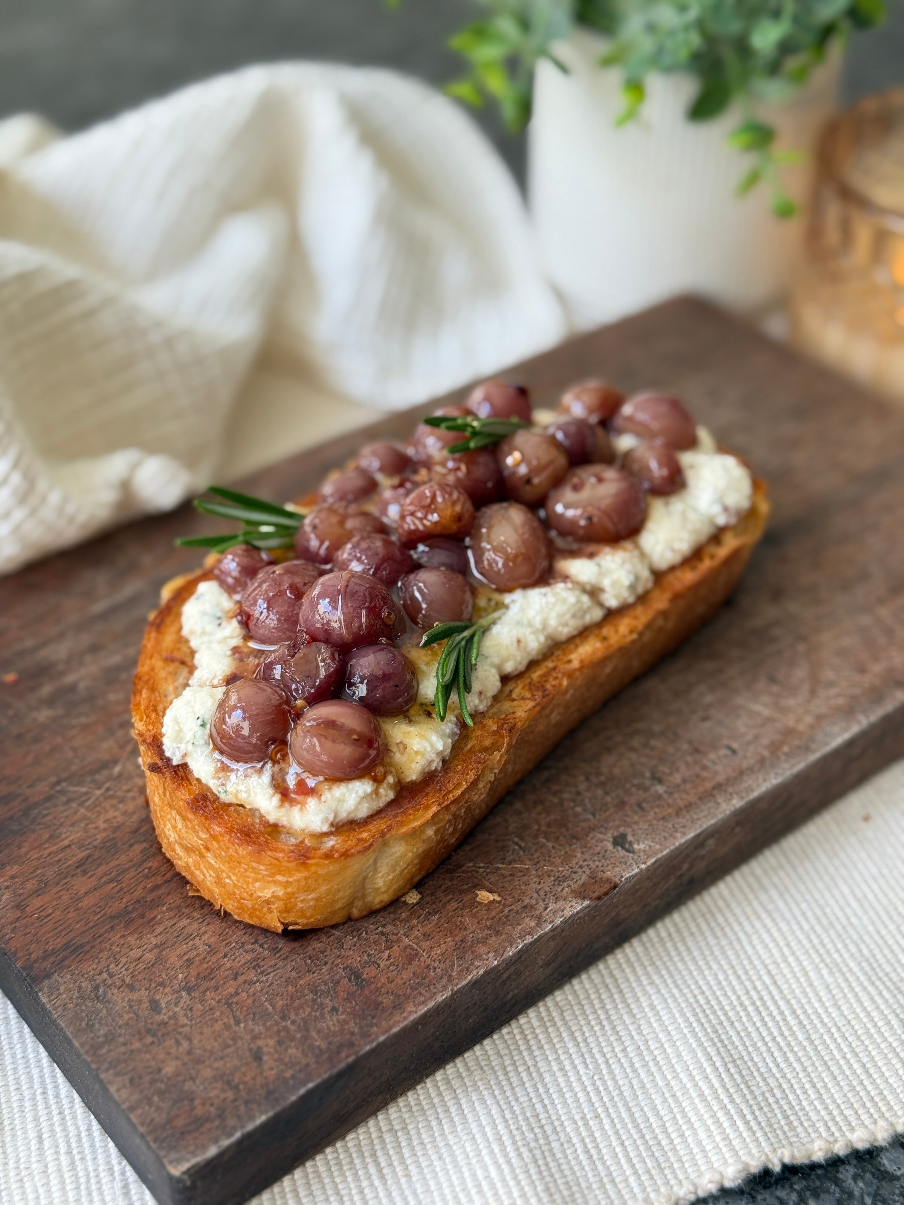 Toast de uva, queso ricotta y miel