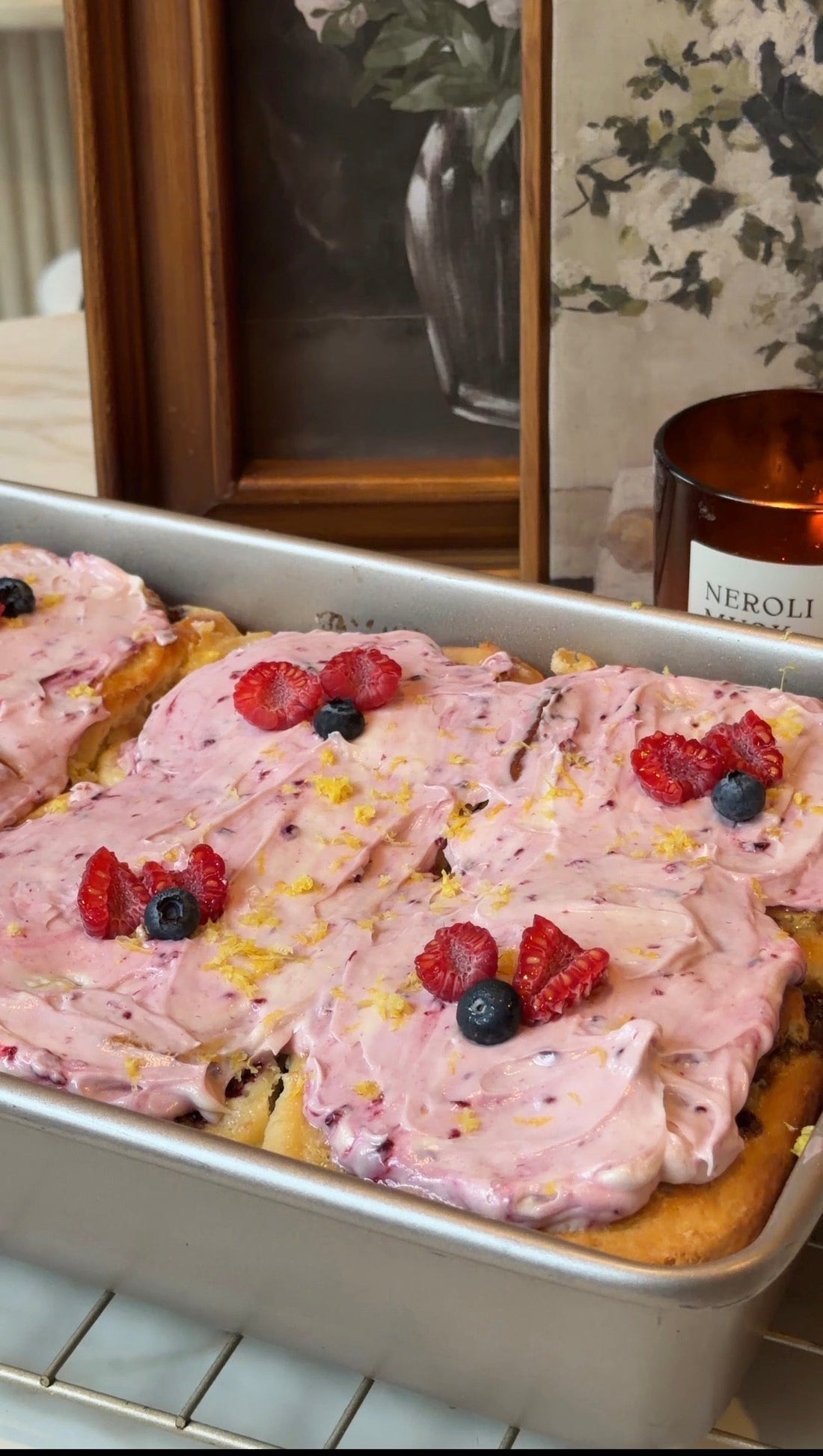 Roles de canela con frutos rojos y limón