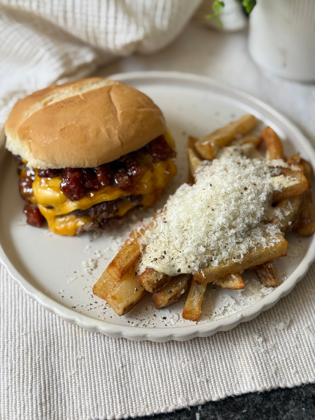 Papas fritas con salsa de trufa y parmesano