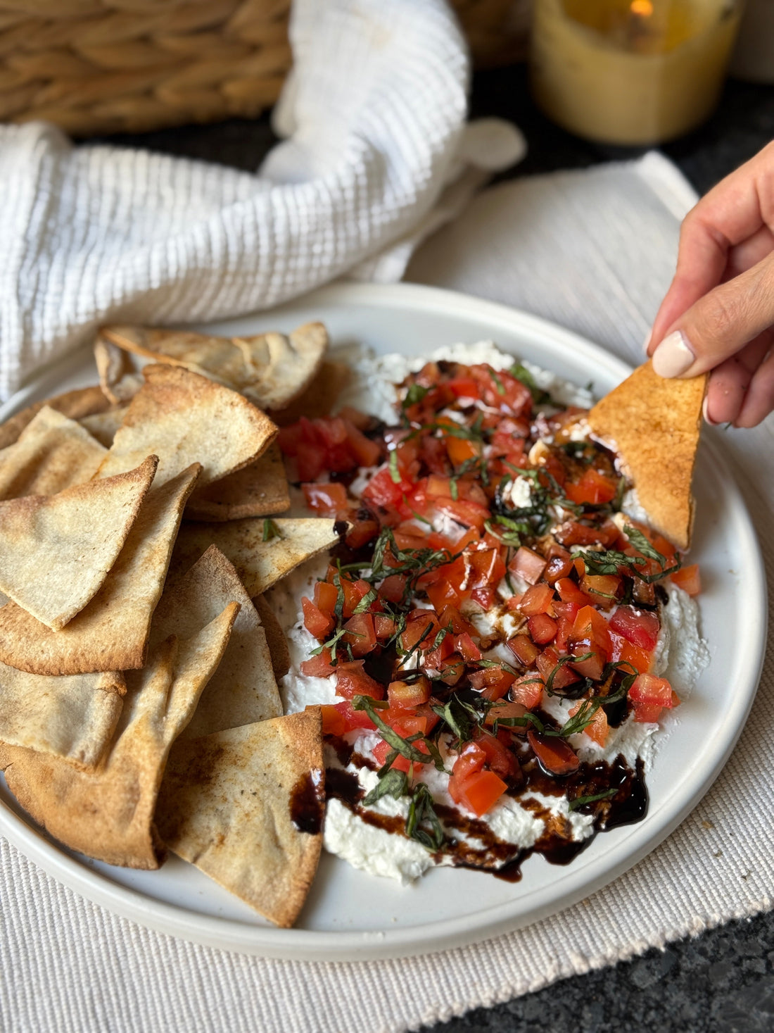 Dip de queso, tomate y reducción balsámica