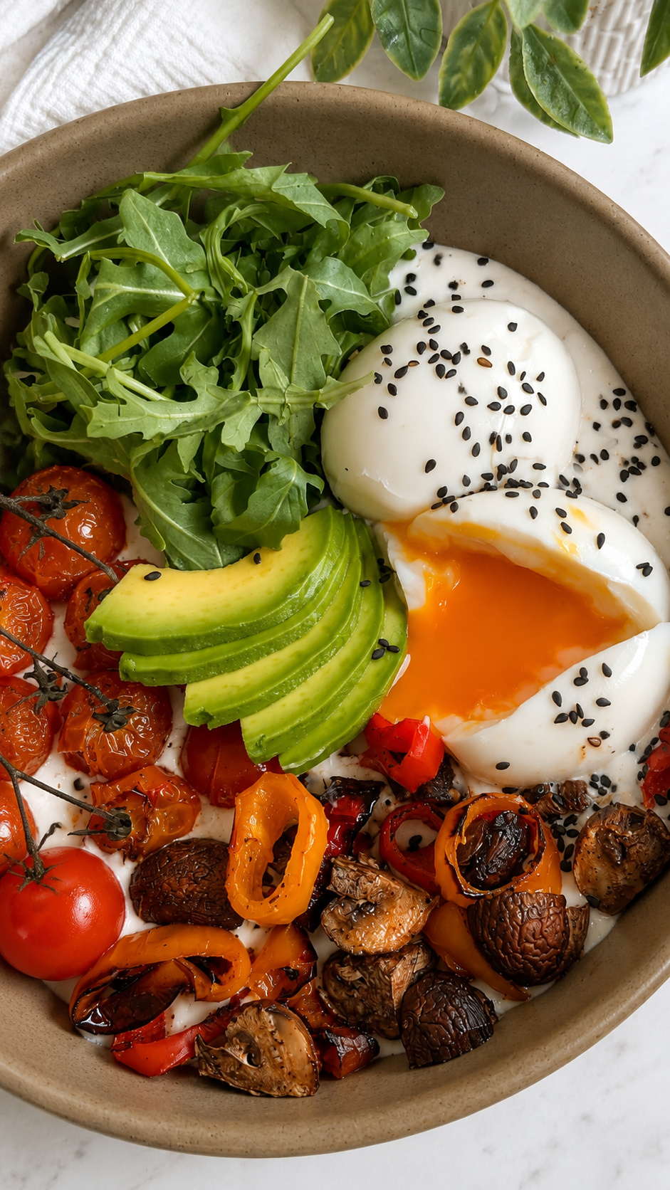 Huevos a huevo #42. Bowl de yogurt salado con huevo tierno