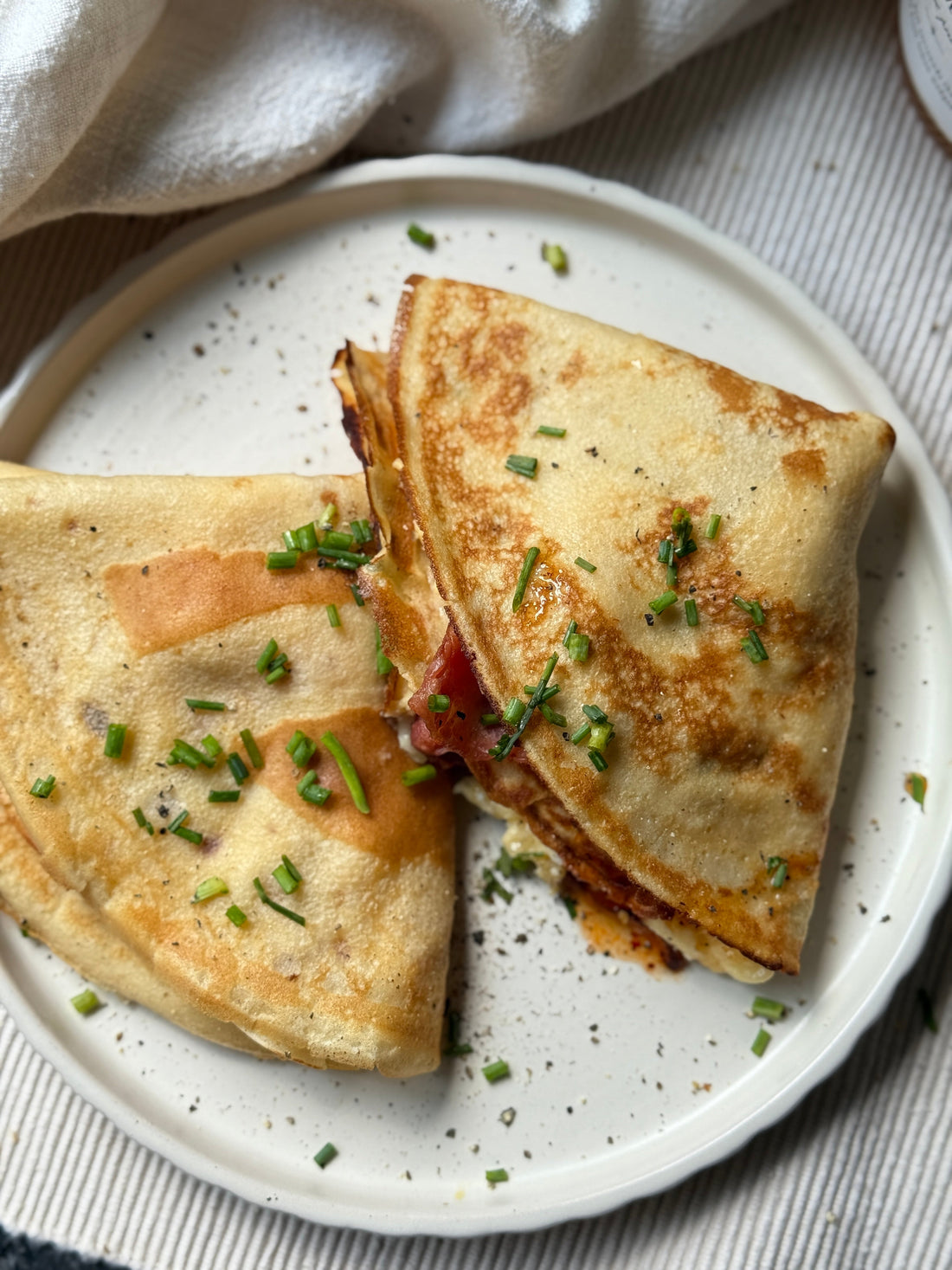 Crepas de huevo, tocino y spicy honey