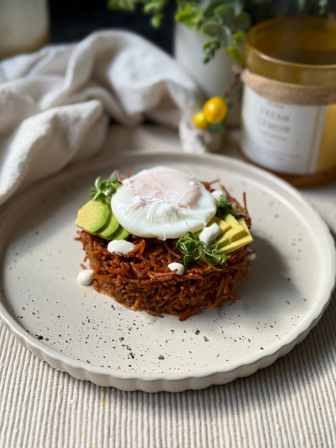 Fideo seco con costra de queso y huevo pochado