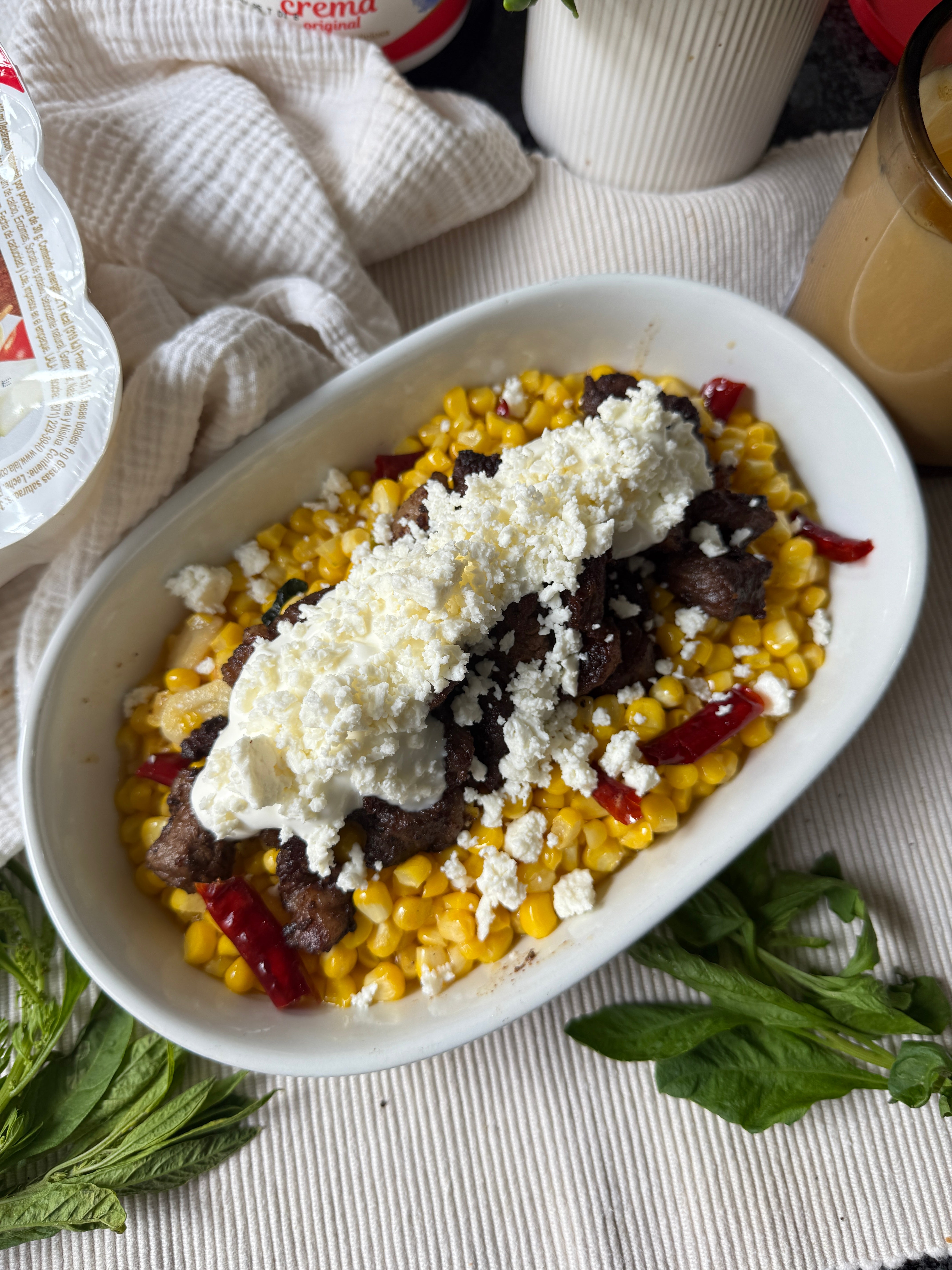 Elote con picaña, crema y queso