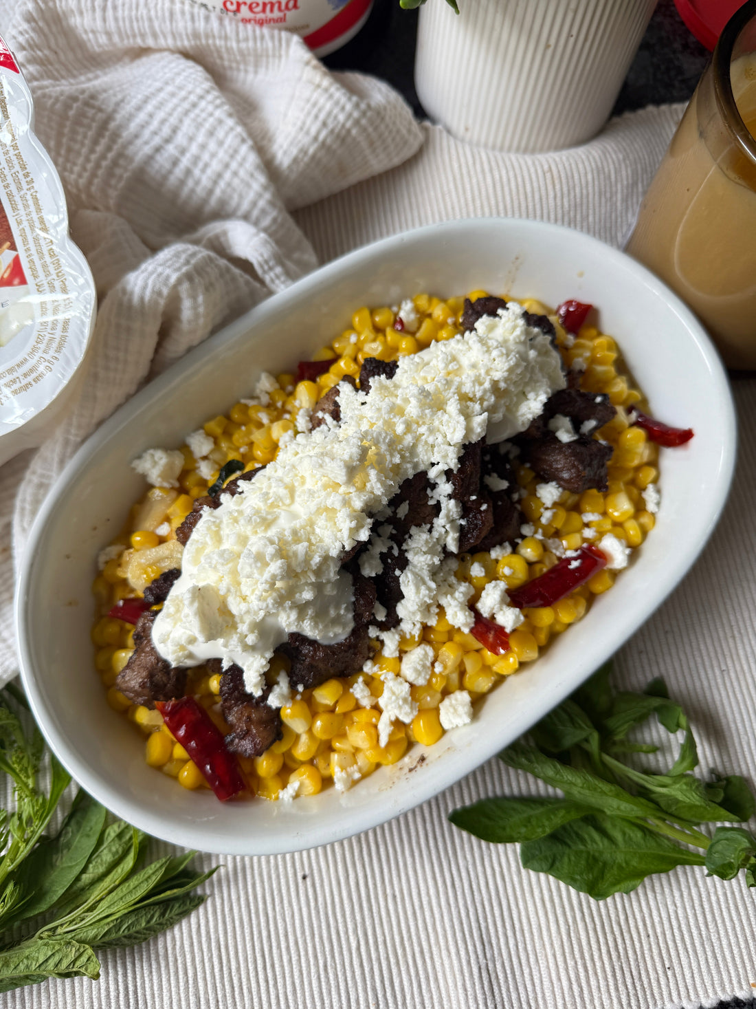 Elote con picaña, crema y queso