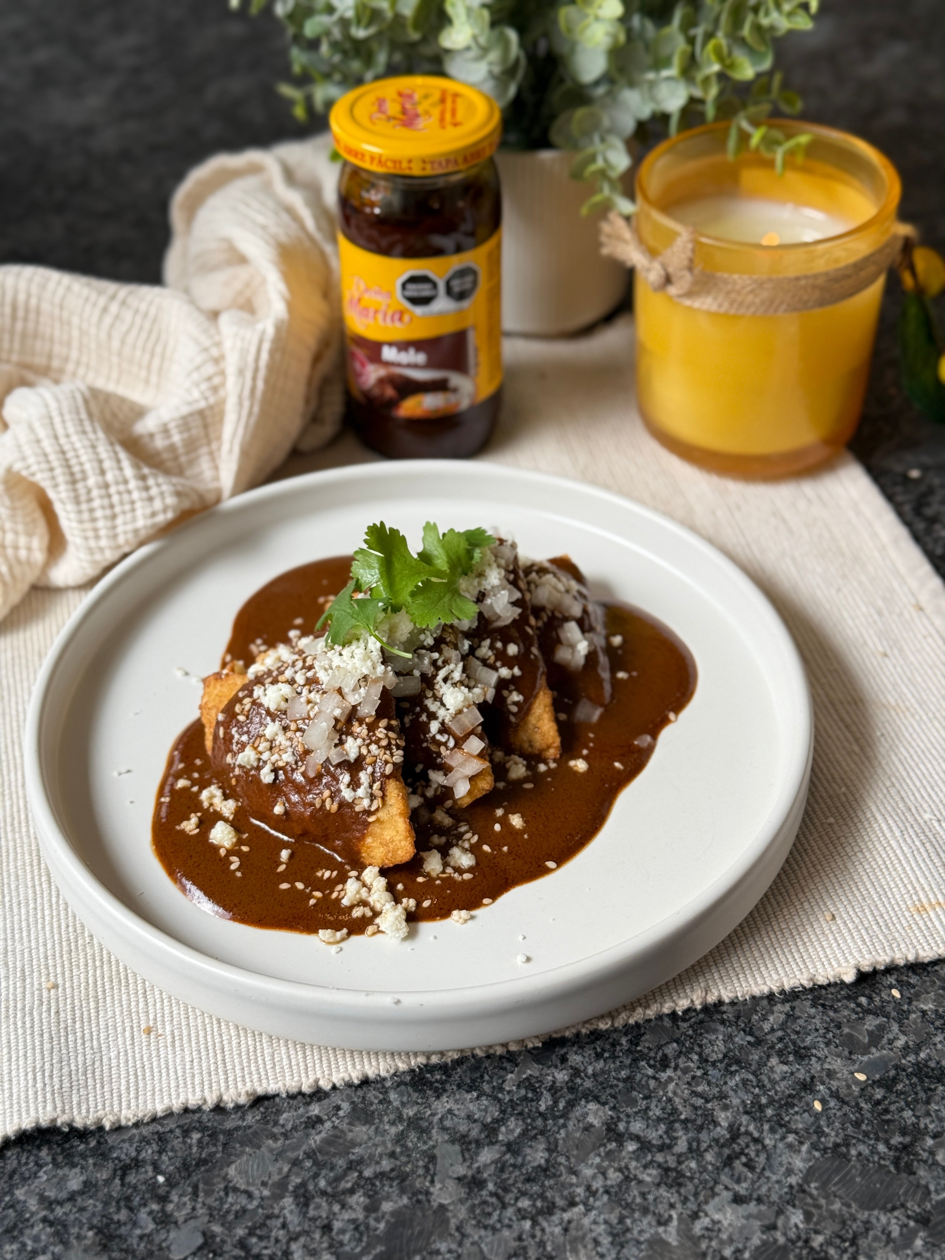 Chilaquiles rellenos de chicharrón bañados en mole