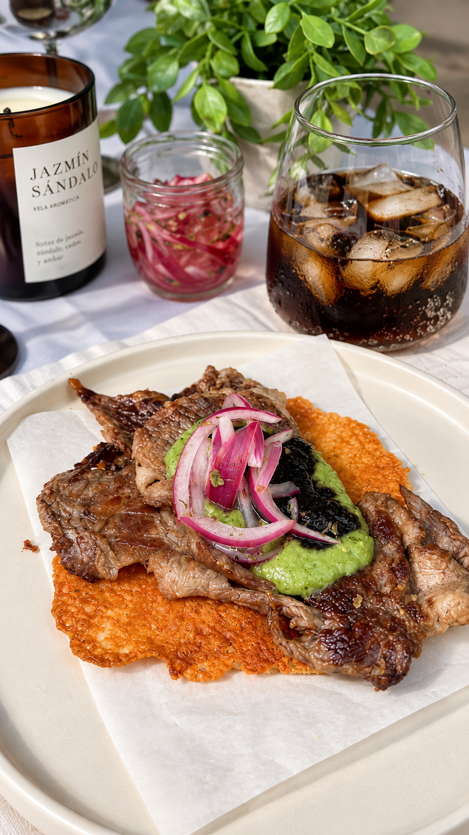 Taco de gaonera de rib eye con salsa negra tatemada y verde