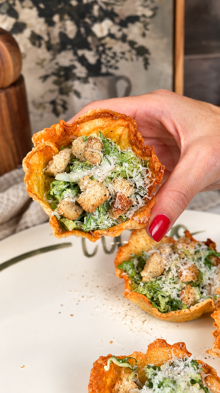 Canastas de ensalada hechas de queso parmesano